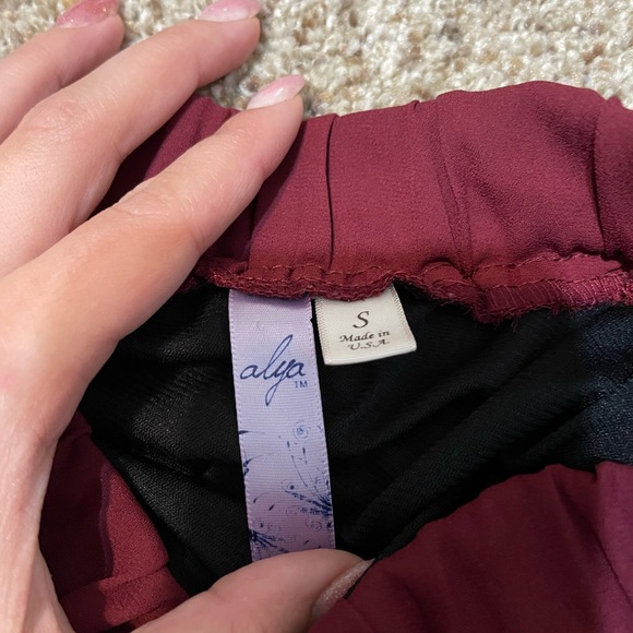 Maxi skirt with black underlay no slit on the side but it is loose at the bottom - Picture 3 of 3